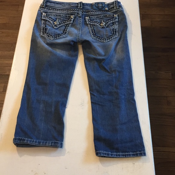 Miss Me Signature Cuffed Capris - Picture 2 of 8